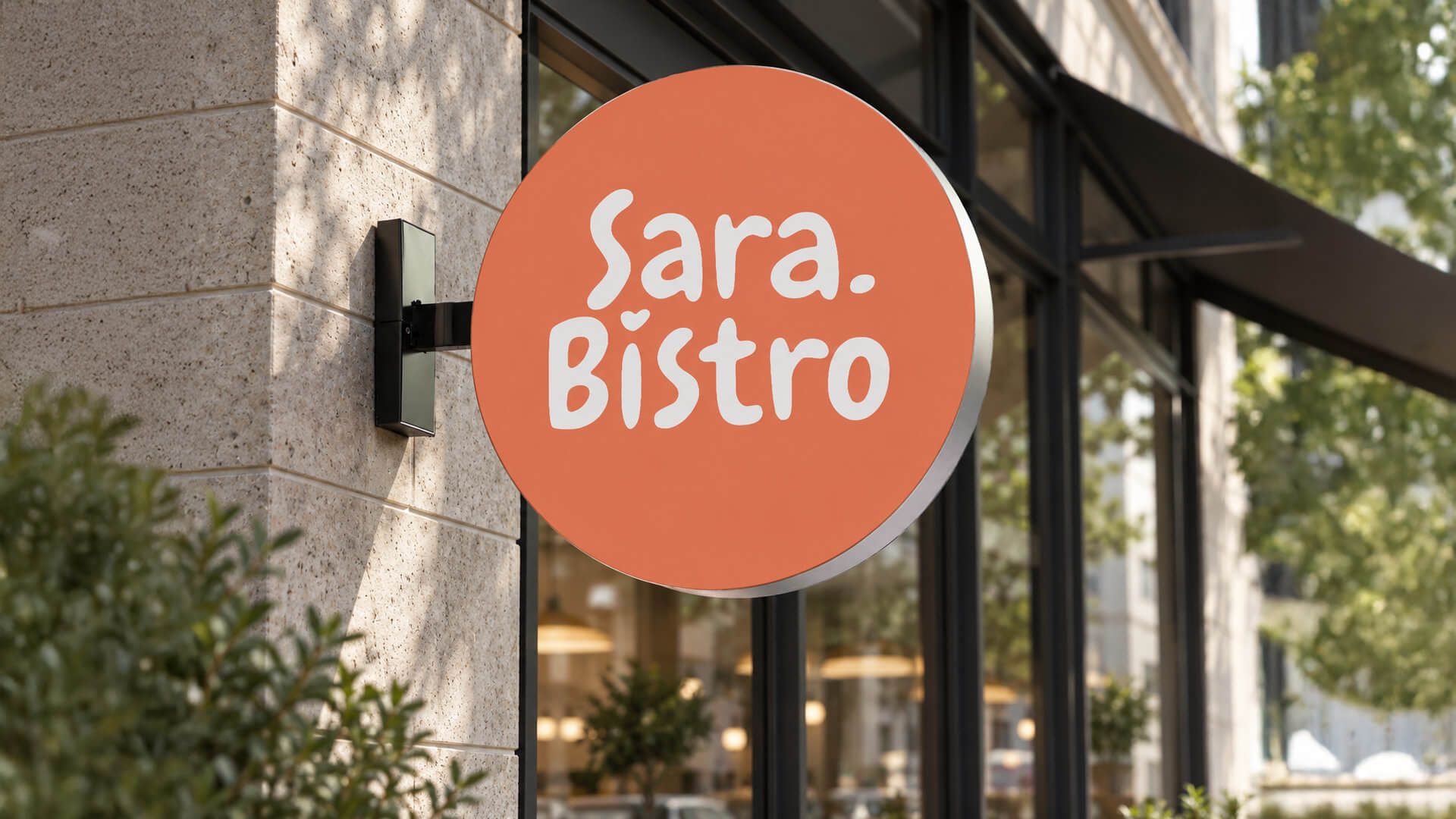 Брендинг кафе и ресторана Sara.Bistro: оригинальный шрифтовой логотип и дизайн наружной вывески для заведения общественного питания. Разработка логотипа и фирменного стиля для кафе Sara.Bistro — дизайн круглой фасадной вывески в тёплой коралловой цветовой гамме.